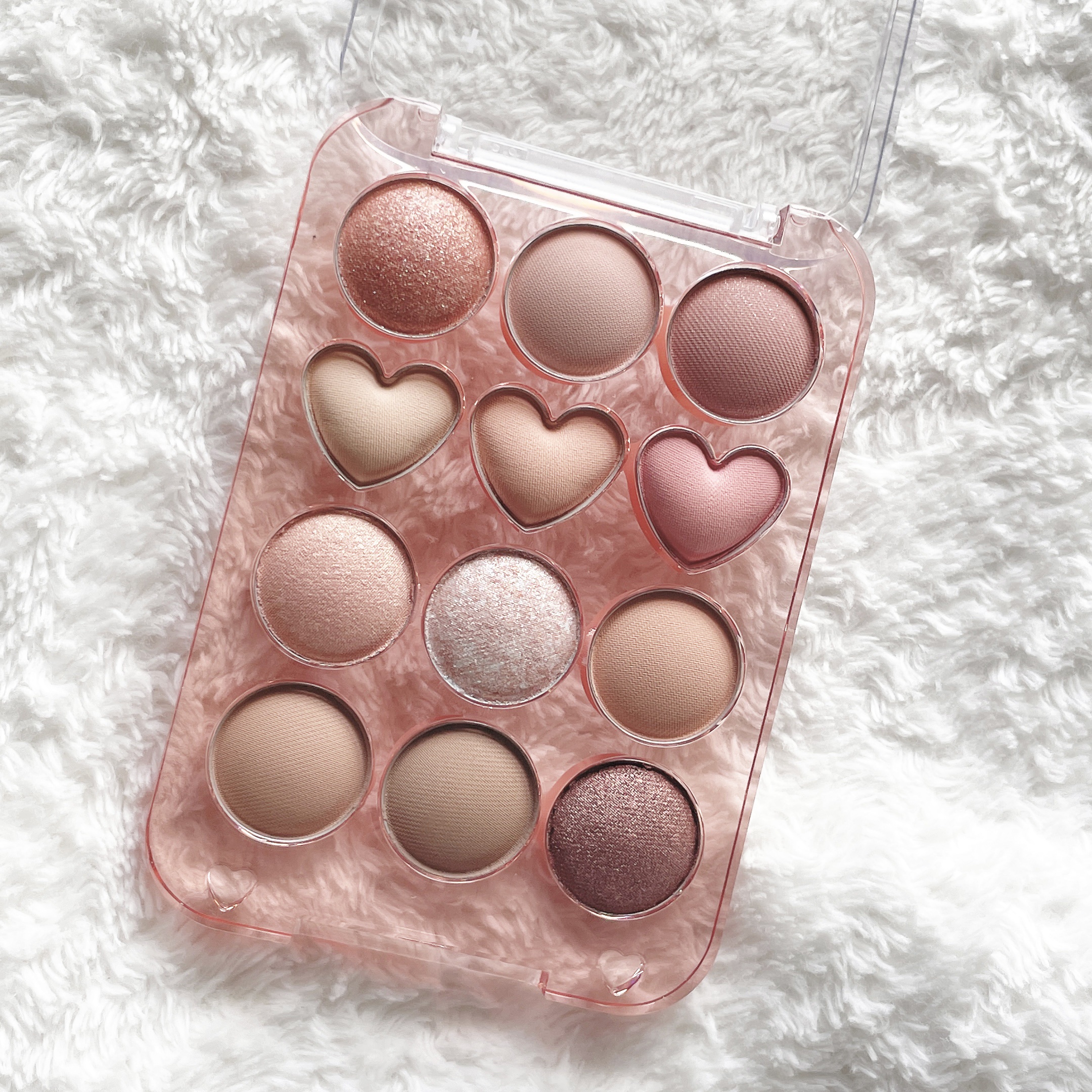 
こんばんは❤️

電卓のようなデザインが可愛い、Colorgramのピンポイントアイシャドウパレットをお試ししたよ！

今回使ったのは
01 ピーチコーラル

コーラル系大好きな私にはドンピシャなアイシャドウパレット✨

マット系のカラー