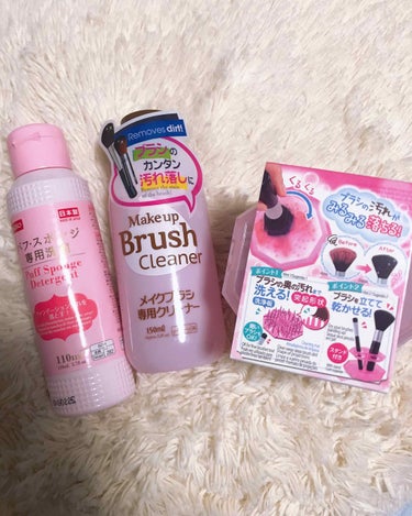 ダイソーのパフとブラシ洗浄するやつ買ってみた💓
近くに置いてあったブラシをくるくる回すだけで汚れが取れるやつも！
この入れ物の中に洗浄液を20mlくらい入れてブラシをくるくる回すだけでめちゃくちゃ汚れが