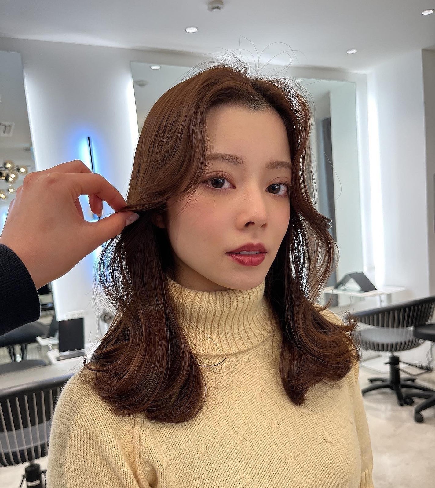 HARUNA on LIPS 「顔周りのカット✂️で流しやすく✨.毛先は重ためにしてワンカール..」(2枚目)