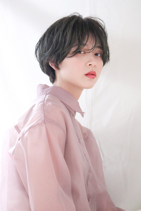 アッシュグリーンカラーのハンサムショートのスタイルの女性