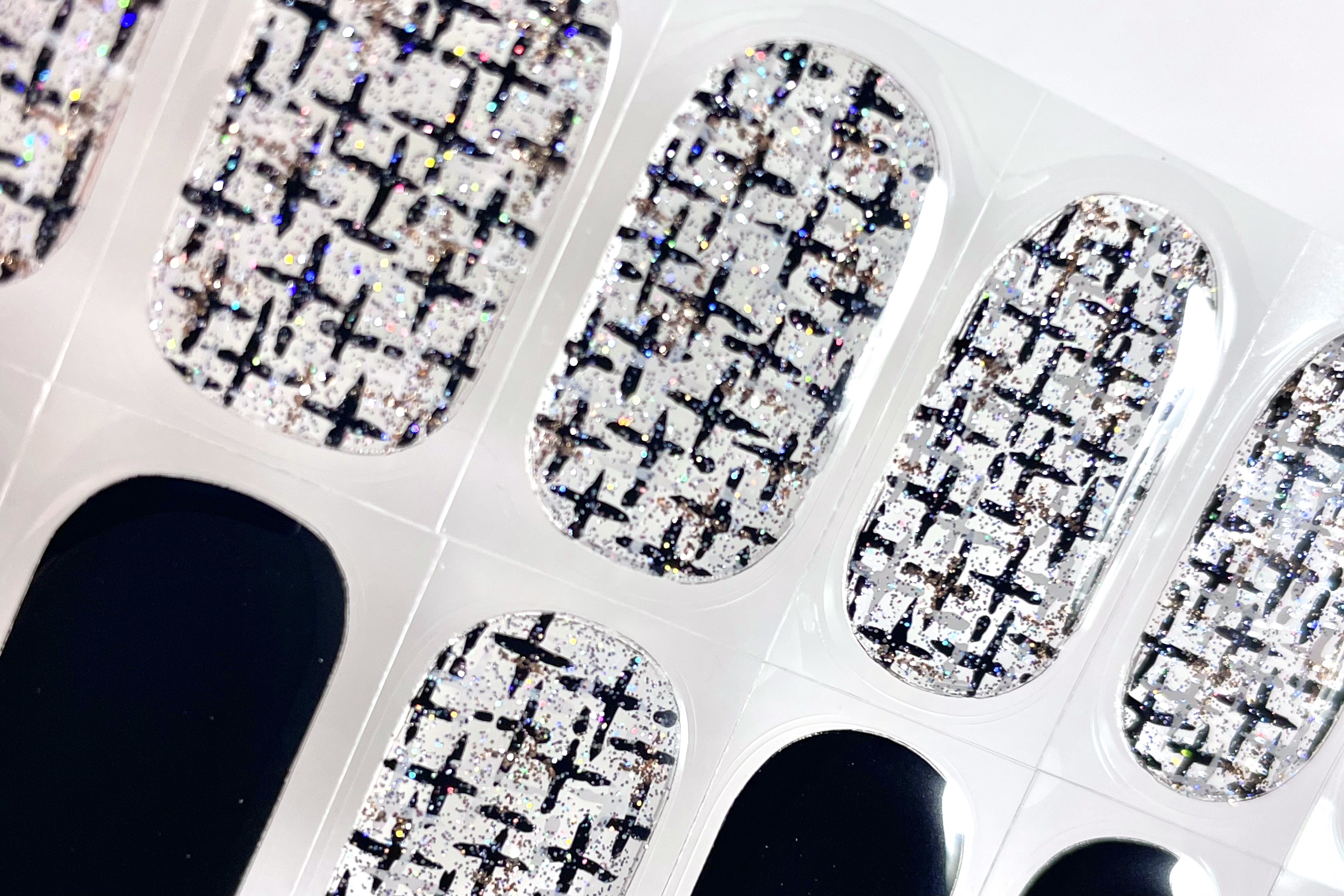 セミキュアジェルネイル（ハンド） ND-320 N Tweed Jacket (party Collection)/ohora/ネイルシールを使ったクチコミ（3枚目）