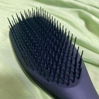 手持ちのTANGLE TEEZER、
買ってみて
1ヶ月で使うの辞めた。

何でって？

持ちにくいのよ、、、
置き場所困るし、、、

ってわけで、満を持して購入。
持ち手付きのTANGLE TEEZER！

しかも、濡れた髪用！
ま、乾いてても、普通のTANGLE TEEZERと同じように使えるよ！

写真で見てもわかるように、
くしの長さ？が違うのが良い。

いつものコームでは絡まってた
ドライヤー終わりの髪が、
これでとかすと一発！サラサラ美髪！！

最高！

でもちょっとデカいのと、
持ち手が太いのが使いにくい、、、

ただ、立てて保管できるし、
これなら使い続けることができそう！

#TANGLE TEEZER
#ザ・ウェットディタングラー
#濡れ髪の画像 その0