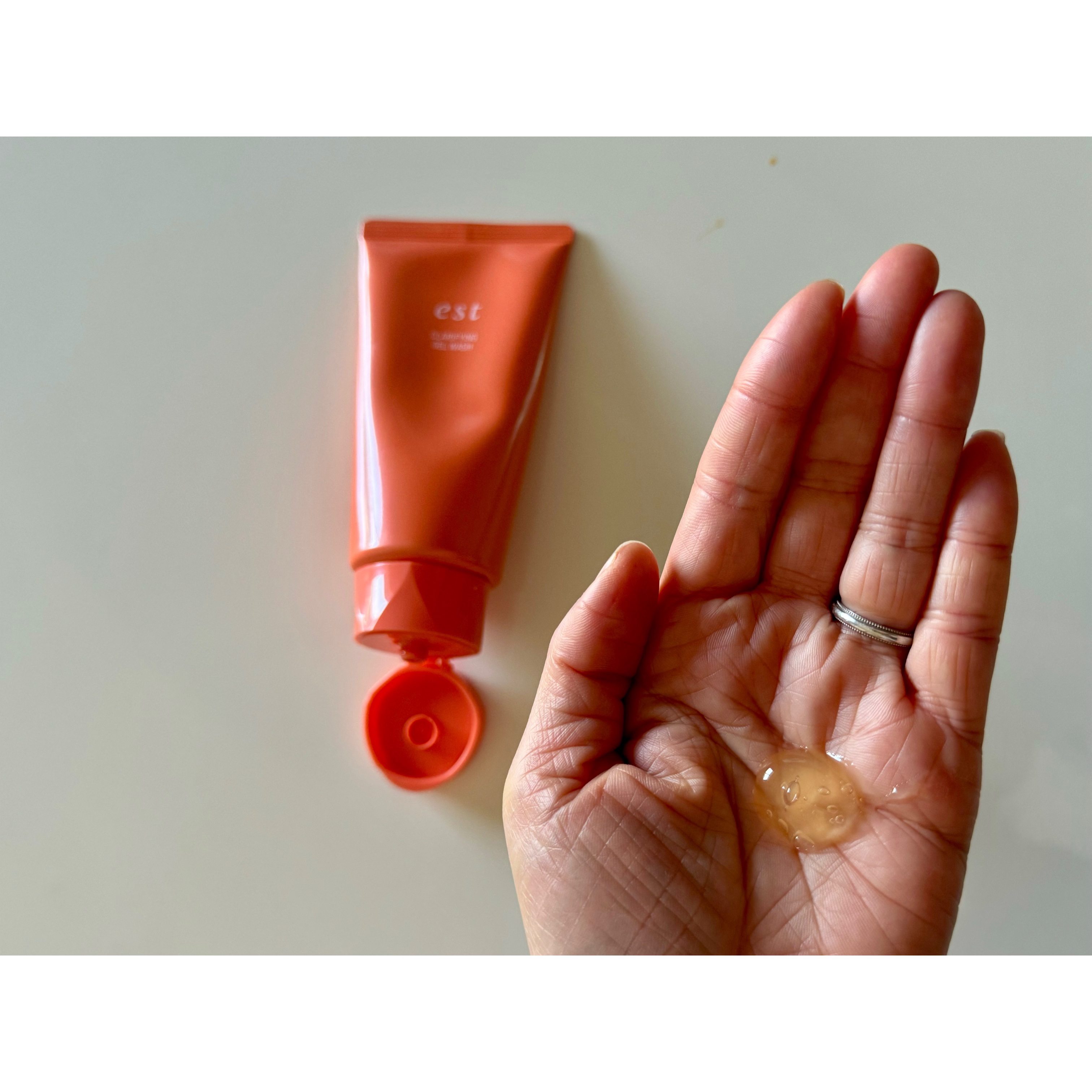 洗う度に肌が明るくなり、なんと花王の「角栓崩壊」技術で、肌がつるんとなります。

厚みのあるぷるんとしたジェルがお肌に密着し
なかなか落とせない頑固な角栓を内側からほぐして洗い流せるのが◎ リラックスできる香りで癒されながら洗顔