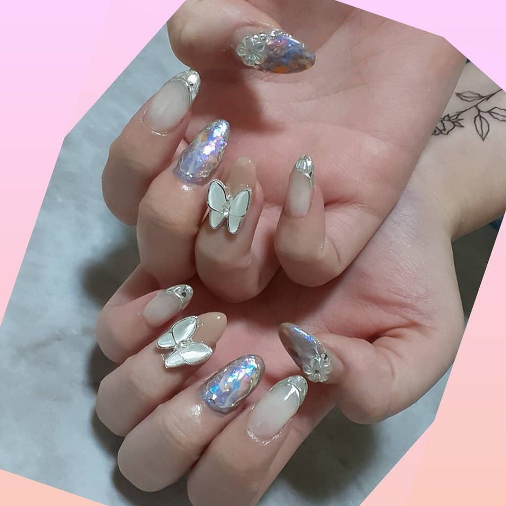 r.kira.nail on LIPS 「可愛いのに甘すぎないデザイン✨😆✨ガラスフレンチと奥行きのある..」(1枚目)