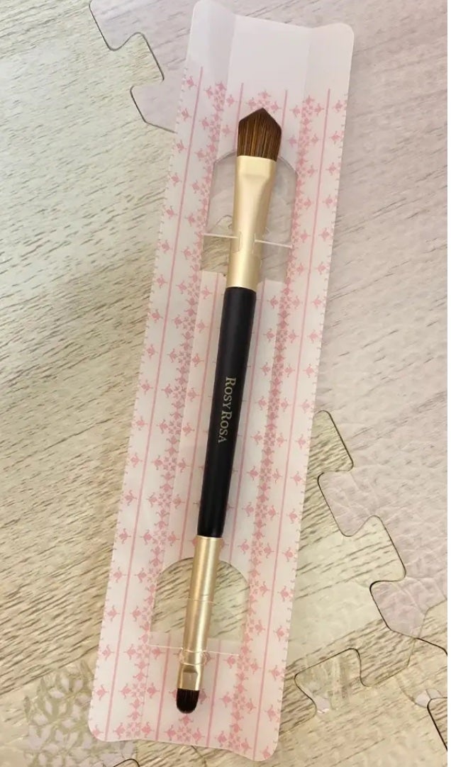 ひより on LIPS 「ロージーローザダブルエンドコンシーラーブラシコンシーラーを塗る..」(1枚目)