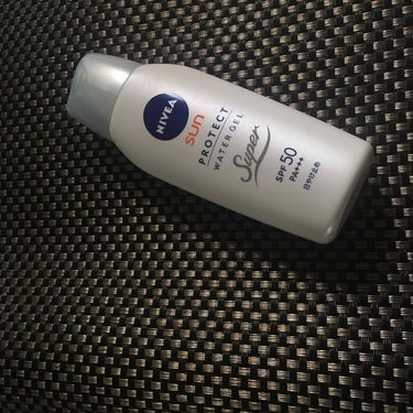 NIVEA 日焼け止め

サラサラ、少しベトベト。
焼けてるのか焼けてないのか分からないけど、塗らないよりはマシだよね？と信じて塗ってます笑

去年までは関東住み。
去年の秋頃から雪国ですが 雪焼けも怖