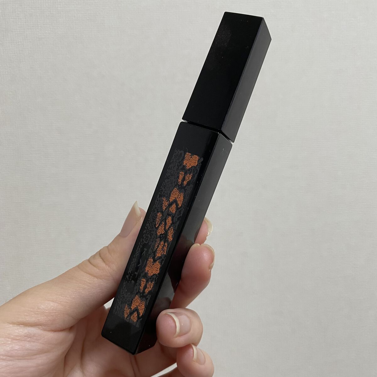 \明るめブラウンマスカラ/

KATE　ラッシュフォーマー　BR-1

raxyに入っていた製品です！
普段はブラックを使用していたので、初めてのブラウンでした(しかも明るめ)

ブラシは形状が先にいくほど細くなっています。
直方体形状で、