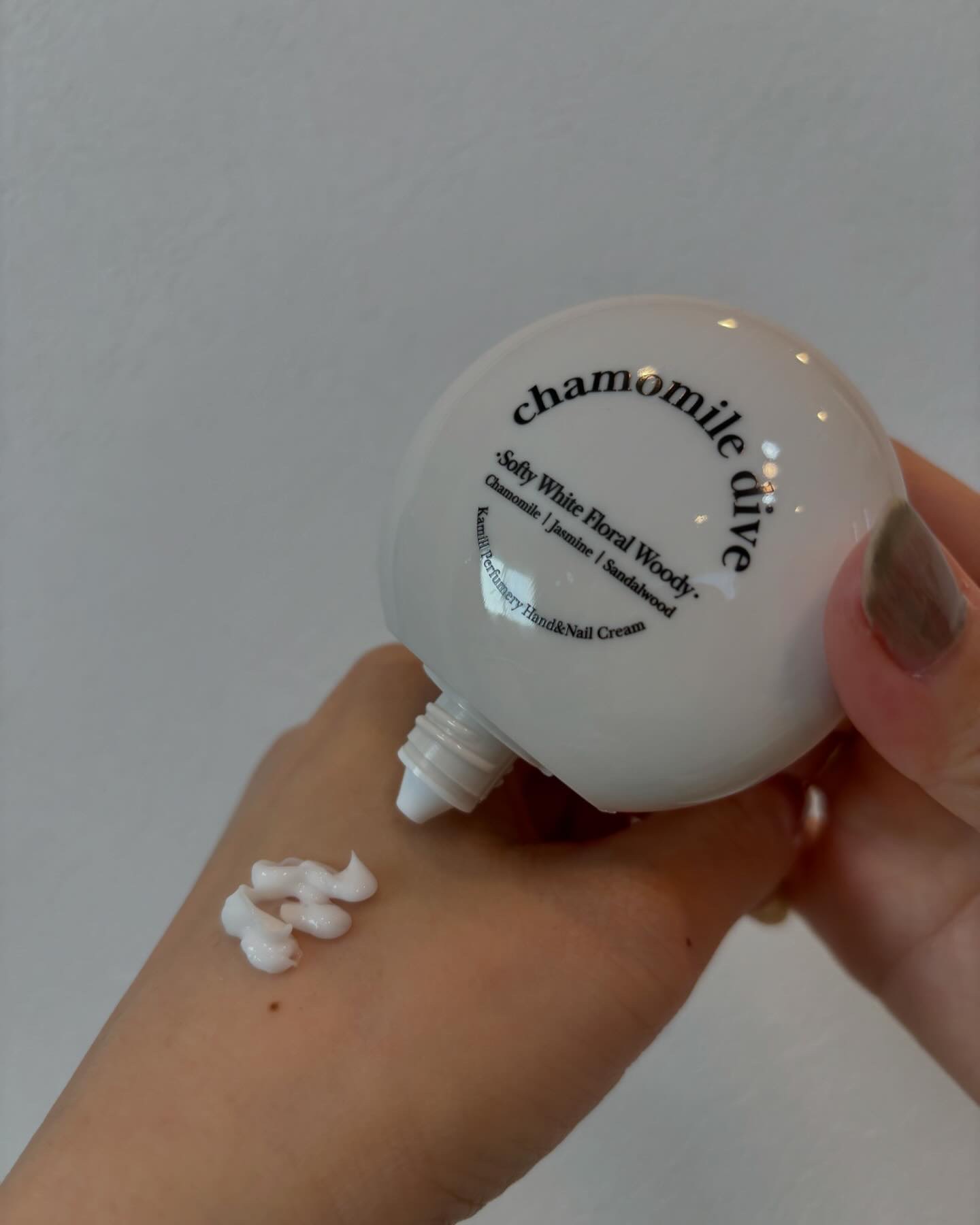 パフューマリー ハンド＆ネイルクリーム デューイアルテミシア 50ml/カミール/ハンドクリームを使ったクチコミ（3枚目）