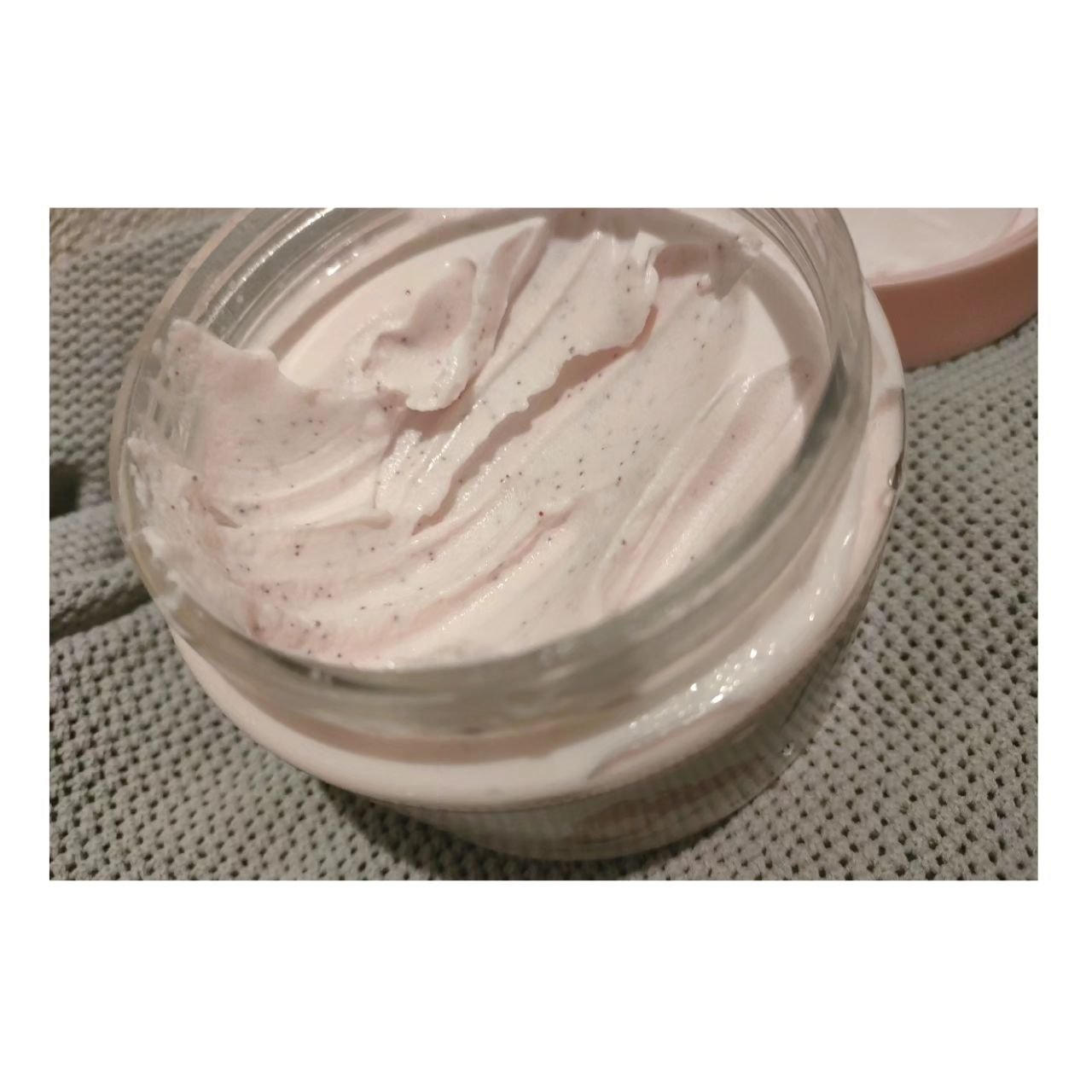 ダヴ ふわとろクリーミースクラブ ザクロ＆シアバター/ダヴ/ボディスクラブを使ったクチコミ（2枚目）