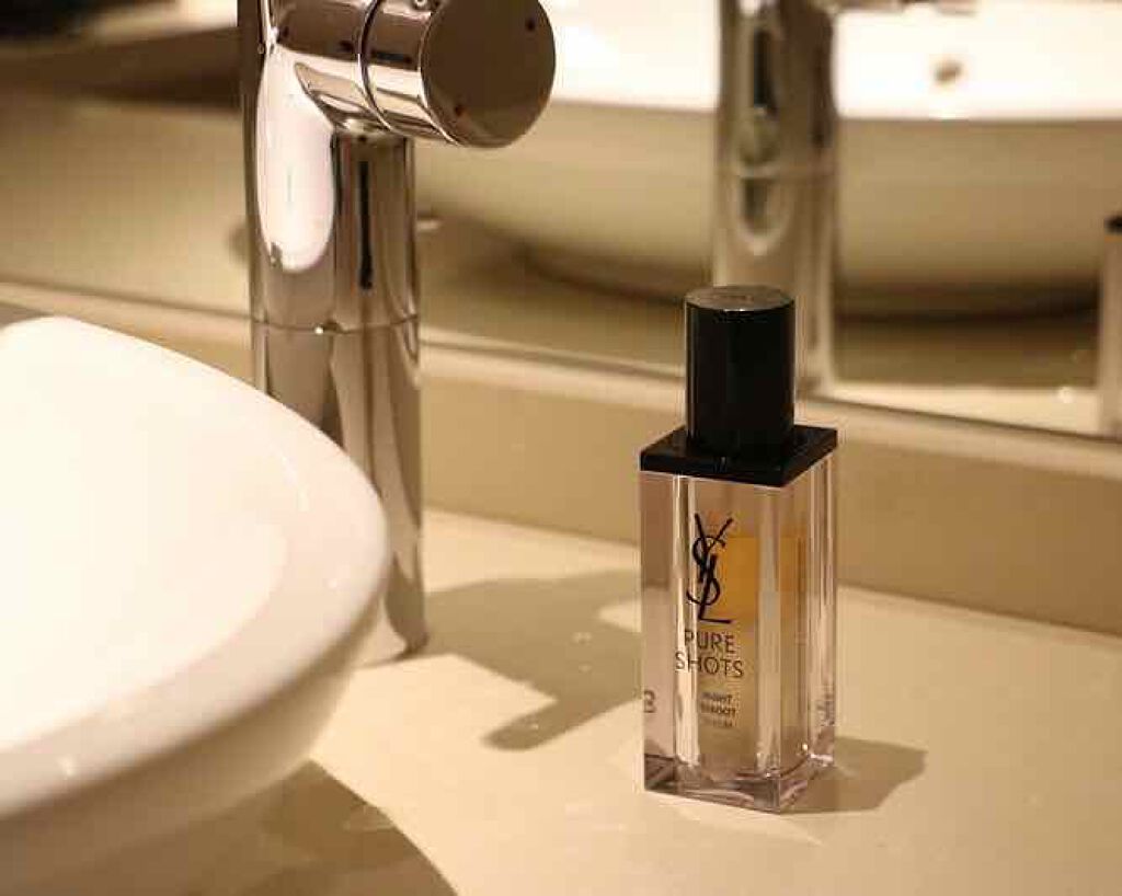 毎日のスキンケアですがなかなかおろそかになってしまうので
新製品のピュアショット ナイトセラム をつかっています。
ピュアショット ナイトセラムは 過労によって崩れる肌向けのまさに私にぴったりな製品で
２層になっている美容液でオイルセラムの