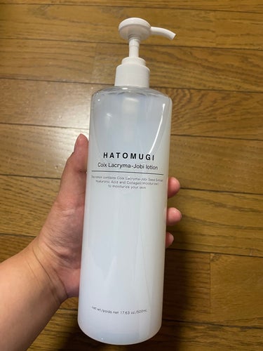 
私が愛用してる化粧水

500mlも入ってて確か500円くらいで、コスパもよくて、リピートしてる。

顔だけじゃなくて、全身にも使えるから、お風呂上がりに腕や肘にもつけてます。

これ使ってからか、ニ