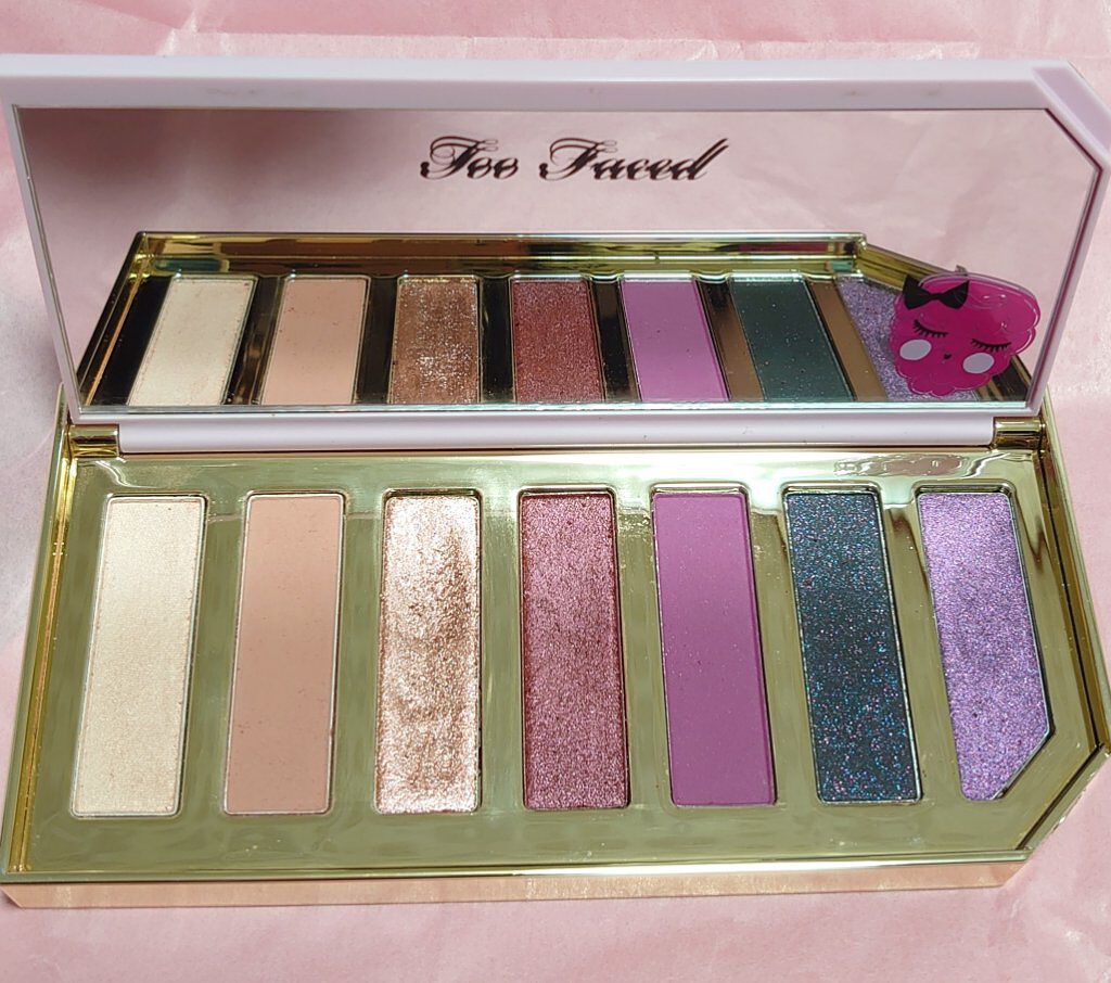 Too Faced ラズル ダズル ベリー アイシャドウ パレットのクチコミ「こんばんは☺️💖💖💖
今日はToo Facedのラズル ダズル ベリー アイシャドウ パレット.....」（2枚目）