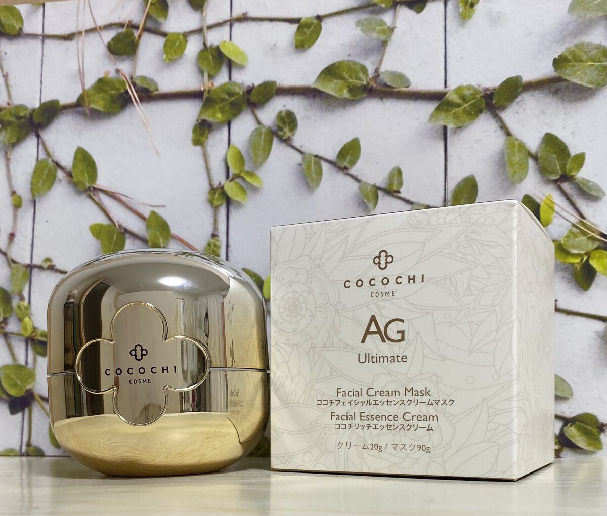 高級感があり、可愛いパケの中にはクリームとマスクの2種類が入ってます✨
珍しいし面白いアイテムでお気に入りです💕
見た目のコロンとした感じもスキ😘

使い方は、まず洗顔後に上段のクリームをパール粒2個程度塗ってなじませたら、下段に入って