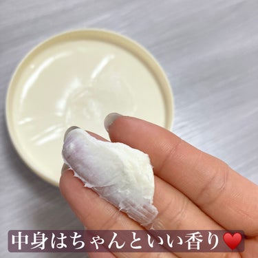 THE BODY SHOPのモリンガの香りがすごく好きなんだけど、そのボディーバターがドンキでなんと990円で売っていたので、勢い余って買ってしまった∑(*ºㅿº* )(横浜のメガドンキにありました)

ドンキって大量入庫しすぎたときなど、稀に安売りしてくれたりするから結構ありがたいなーって思ってるんだけど、ただ、これ…よく見たらパッケージが旧品だったので、もしかしたら結構使用期限切れ近いやつなんじゃ…とか思いつつ🫢

でも、とりあえず開封した感じは、香りもテクスチャも普通に使えそうだったので、安心して使用🫶(さすがにドンキも、そこまで古いやつは出さないでしょうよ←)

うん、やっぱりモリンガ香りは甘くてたまらない、好き♡

ただこれ、ひとつだけ難点を言うならそこまで香りが長持ちしない(  ･᷄ὢ･᷅  )

以前、モリンガのボディシャンプーを買った時、ずっと匂いが長持ちしたので、これもそれと同じくらいの香り持ちを期待したとこだったんだけれども……
まさかのボディーバターの方が匂いが持たないなんて(꒪д꒪II

とはいえドンキでお安く買ってる▶︎使用期限切れ間近のやつ▶︎香りがあんまり持たないなのかもしれないから、
なんとも言えないけど…(憶測で勝手なこと言ってごめんなさい🫥)

とはいえ、安く買えたし、やっぱりボディショップのボディバターの保湿力は、この不安定な季節の乾燥ケアに最高なので、デイリー使いとして楽しみたいなと思います😊

#THEBODYSHOP #ボディバター #保湿 #ボディクリーム の画像 その1