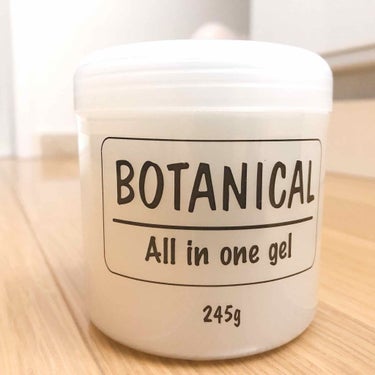 BOTANICALブランドさんのオールインワン。

新しいオールインワンジェルを探していたので購入してみました。

245ｇで500円前後だったと思います👀
これ一つで5役
化粧水・美容液・乳液・クリ