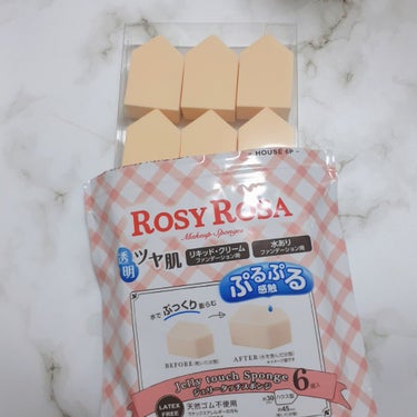 LIPS当選品🎁

【ROSY ROSA ロージーローザ】
ジェリータッチスポンジ ハウス型

乾燥したままでも刺激を感じない優しい肌触り✨
水を含ませるとプルプルに💙

分かりづらい写真で申し訳ないのですが、色付き下地を伸ばしてみました。
元の自分の肌かのようにムラなくキレイに馴染ませられました☺

もう1つ感動したのが、中のスポンジは直接袋に入っているものだと思っていたのですが、透明の箱に入っていて、更に袋にチャックも付いているので清潔に在庫を管理出来るところが嬉しいポイントです。

#PR
#ROSYROSA #ロージーローザ
#スポンジの画像 その1