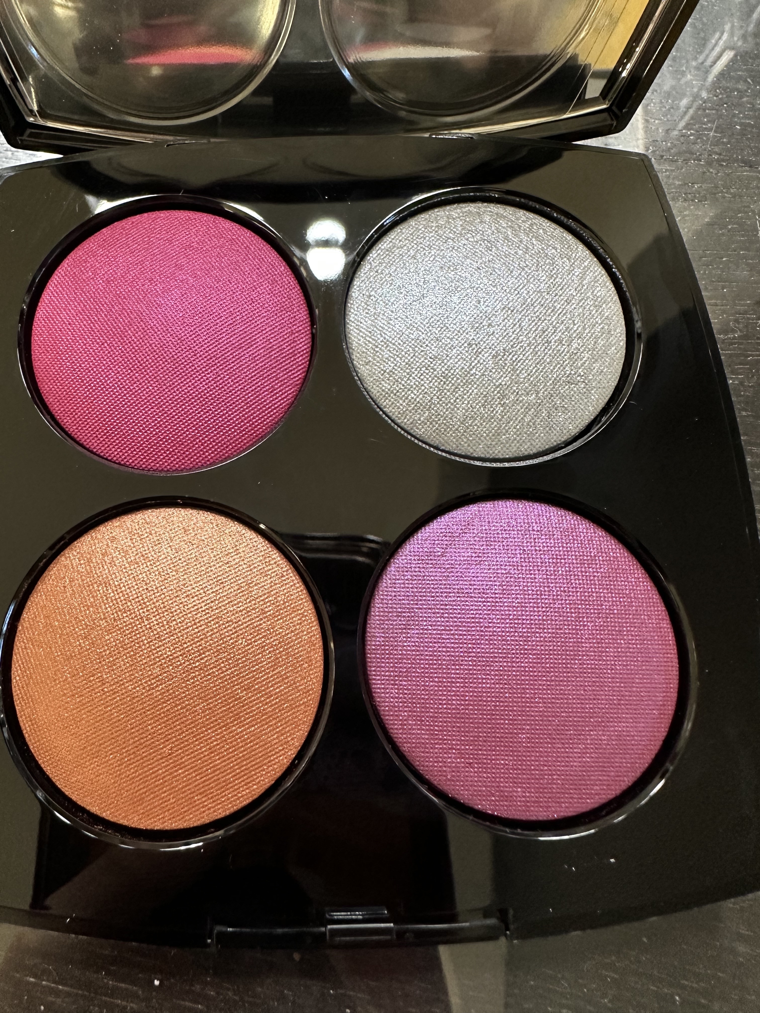 CHANEL
エンチャンテッド ナイト

美しい…けどパレットめっちゃでかい。笑
一生使い終わらないよねくらいの容量。

色味だけでいうと結構似たものあるかな〜って思って一度スルーしたのですが、右上のシルバーの多色ラメと右下の紫の絶妙な色味