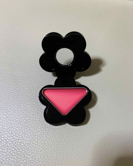 MARY QUANT ブラック デイジー コレクション リップ&ブラッシュ セットのクチコミ「ショッピングモールのポイントが利用出来たこともあり、見た目の可愛さに惹かれて購入しました(^^.....」(1枚目)