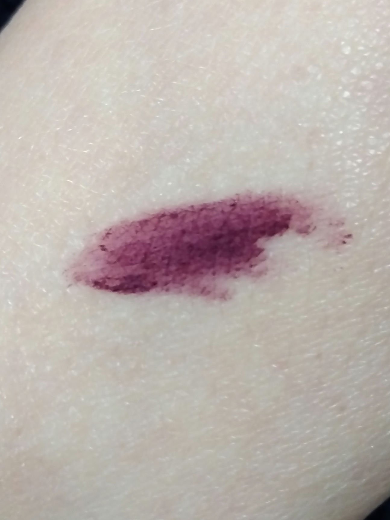 スーパーマットリップ＆チークマッド EM26 ダークヒロインバイオレット/INTO U/口紅を使ったクチコミ（3枚目）