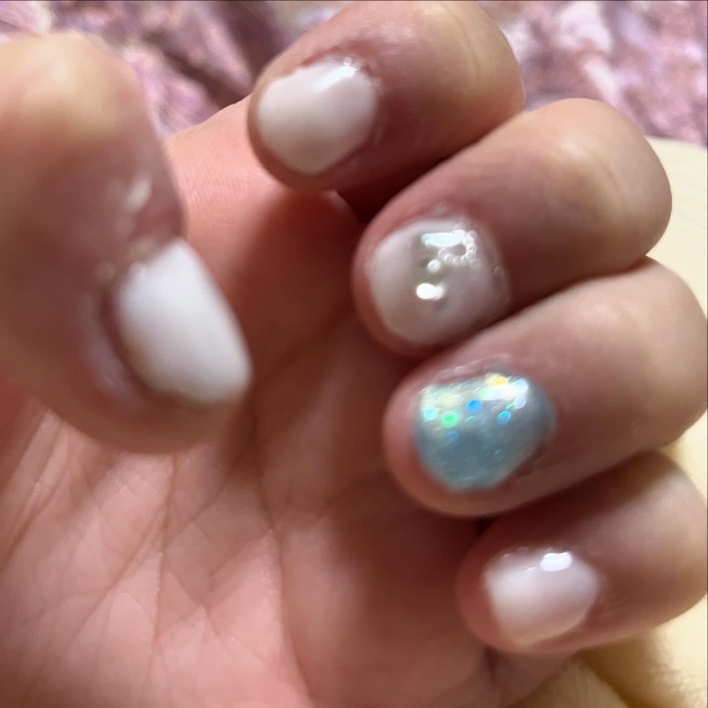 うさみみぃ@ブルベ on LIPS 「ネモフィラ見に行って来たからネイル変えた💅★*白いネイルお気に..」(2枚目)