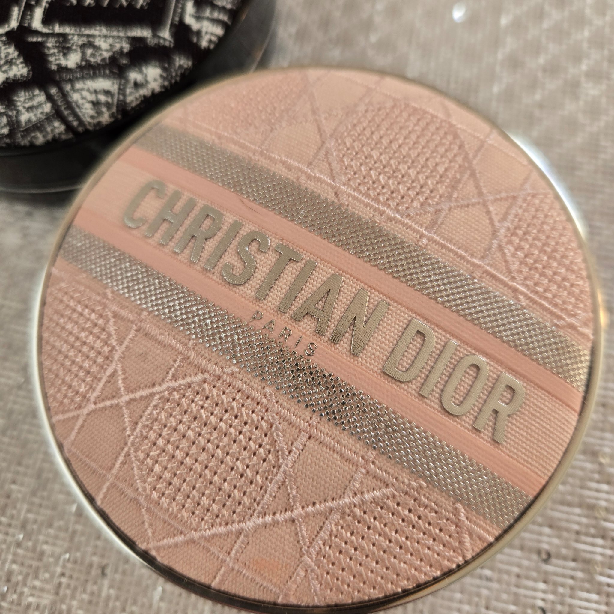 ディオールスキン フォーエヴァー クッション ケース（数量限定品） ピンク エンブロイダード カナ―ジュ ケース/Dior/その他化粧小物を使ったクチコミ（2枚目）