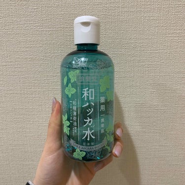 背中のニキビが気になって、化粧水を購入しました！
体に塗るようです。

パケ買い🥰🥰

緑の透明なのが可愛くて、これにしました。


- - - - - - - - -▷◁.｡

はっか水

- - -