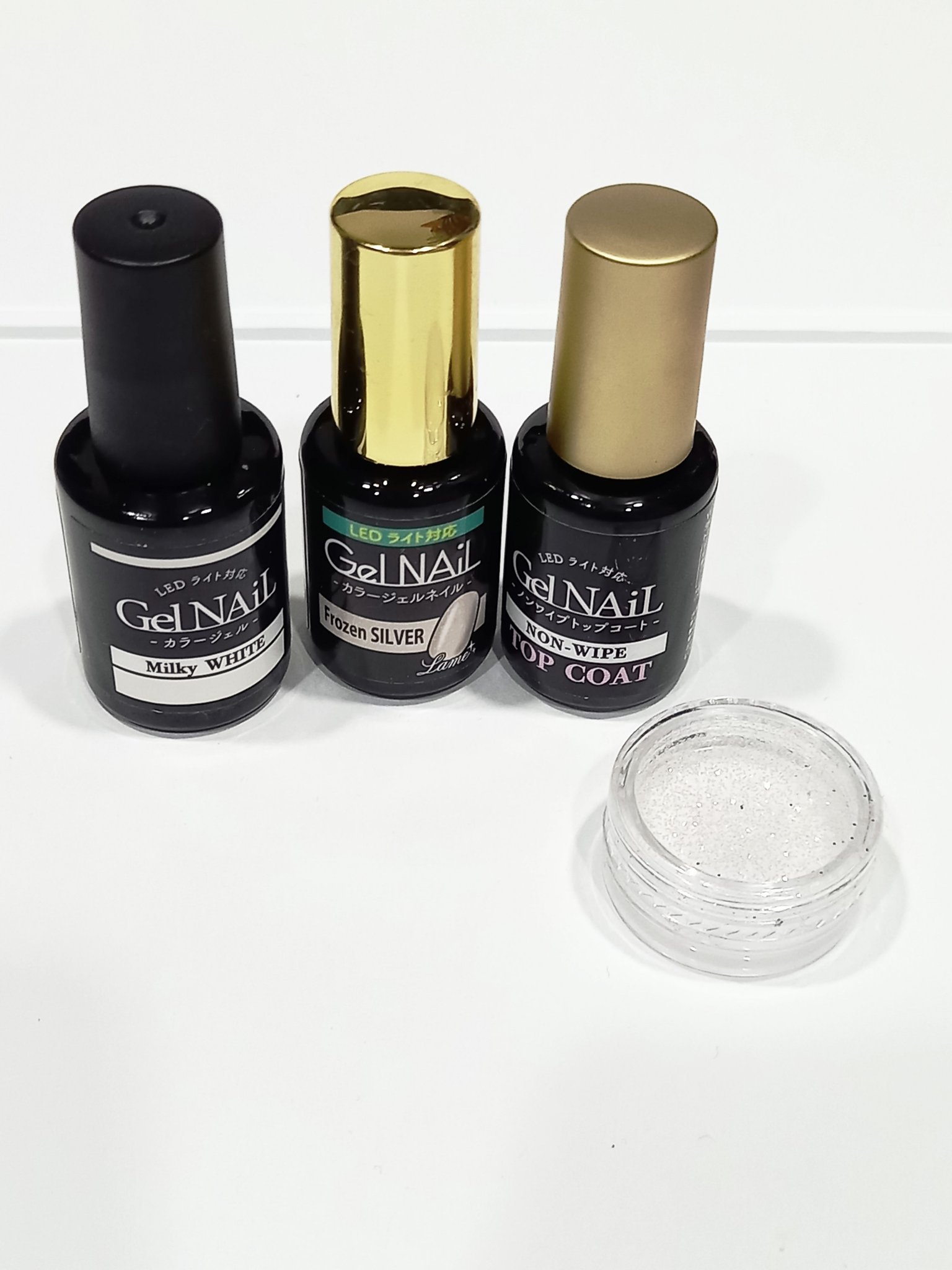 出来たてホヤホヤネイル！

ラメ？を使いたくて……！
トップコートと混ぜました！

ベースをホワイト
フローズンシルバー→ラメ！

すんごいキラキラしてて可愛くなった！
なんか今回ちょっと楽しかったな！

左手にクマさん
右手にハートリボン