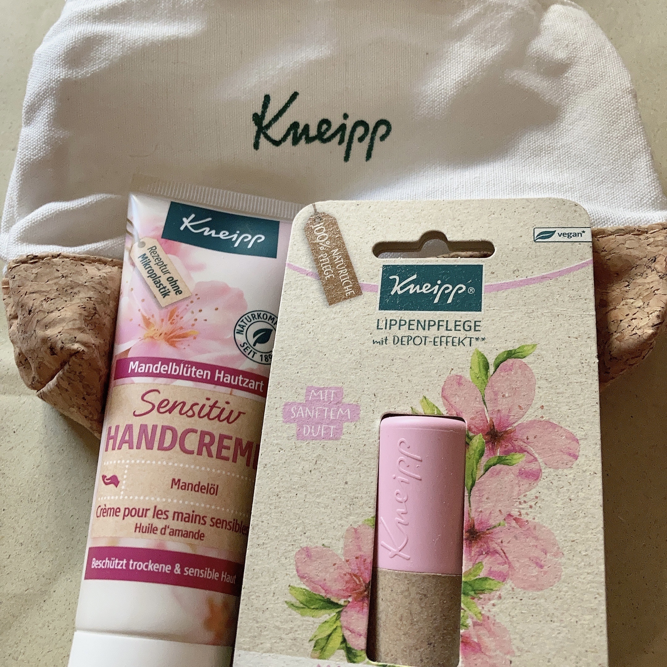 オーガニック リップバーム スイートアーモンドの香り/クナイプ/リップケアを使ったクチコミ（1枚目）