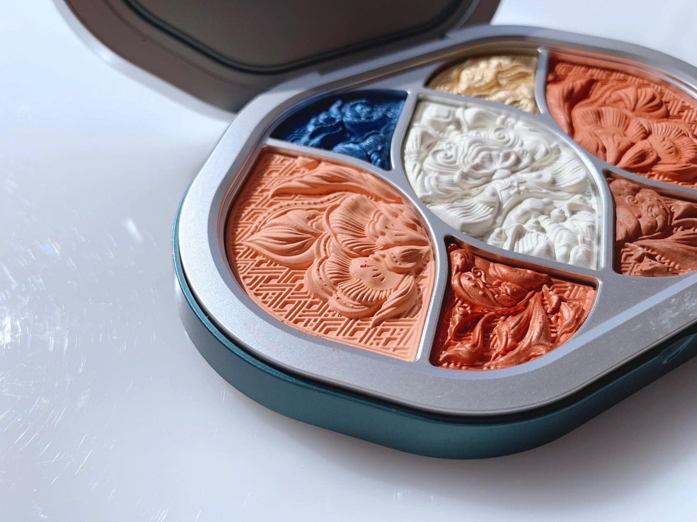 金銀蝶影浮彫彩粧盤 (マルチパレット)/花西子/マルチパレットを使ったクチコミ(2枚目)