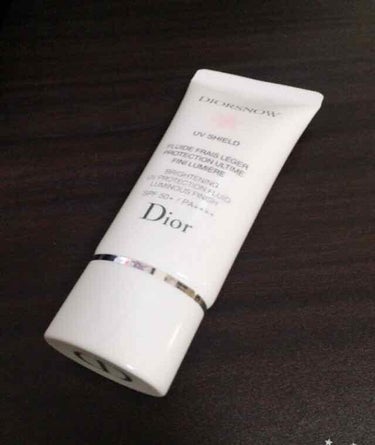 Dior  スノーブライトニング
           UVプロテクション 50+

SPF50+/PA++++

店員さんに勧められ
日焼け止め、下地はこれ１つで◎

サラッとした乳液タイプの物で
伸