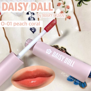 ウォーターベースのリップティント💄💋 
ーーーーーーーーーーーーーー
DAISY DALL by MARY QUANT
watery lip tint
O-01 ピーチコーラル
ーーーーーーーーーーーーーー

高発色で落ちづらくうるうるな唇へ♡
ティッシュオフしても色味がほんわり残るのでマスク生活でも使いやすいです！

皮膚が薄い唇のためにこう保湿タイプの美容オイルを配合。

マスクで荒れている私の唇にも染みることなく使えて大感謝！！😭♡
個人的には一度ティッシュオフしてから再度塗ると色味と乗った感じがちょうど良く感じてお気に入りです♡

▷発売日
6月24日ロフト先行発売
7月8日全国発売

気になる方は是非チェックしてみてください！

#PR #デイジードール #マリクワ #水リップ #ジューシーリップ #リップティント #落ちにくいリップ
の画像 その0