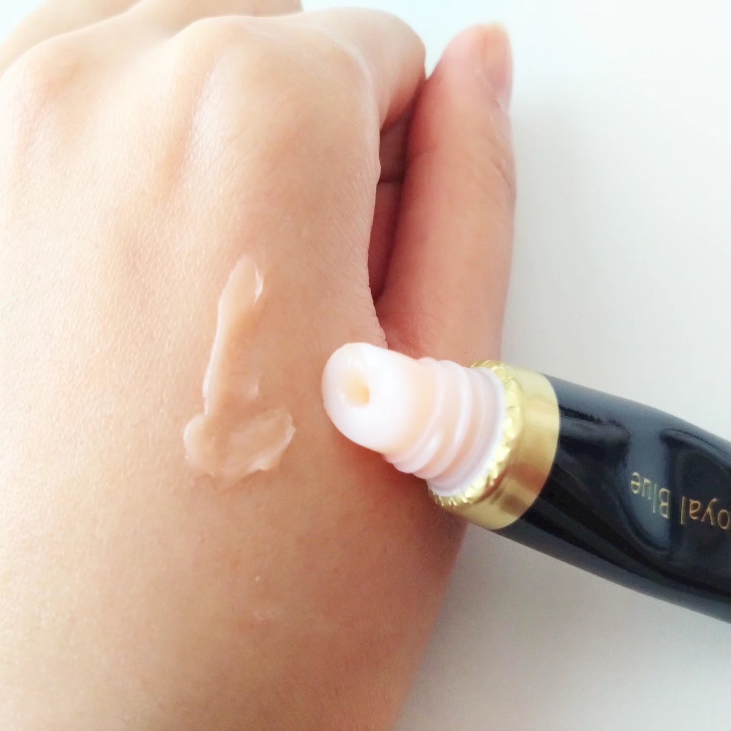 ニベア　ロイヤルブルーリップ　濃密美容ケア/ニベア/リップ美容液を使ったクチコミ（3枚目）