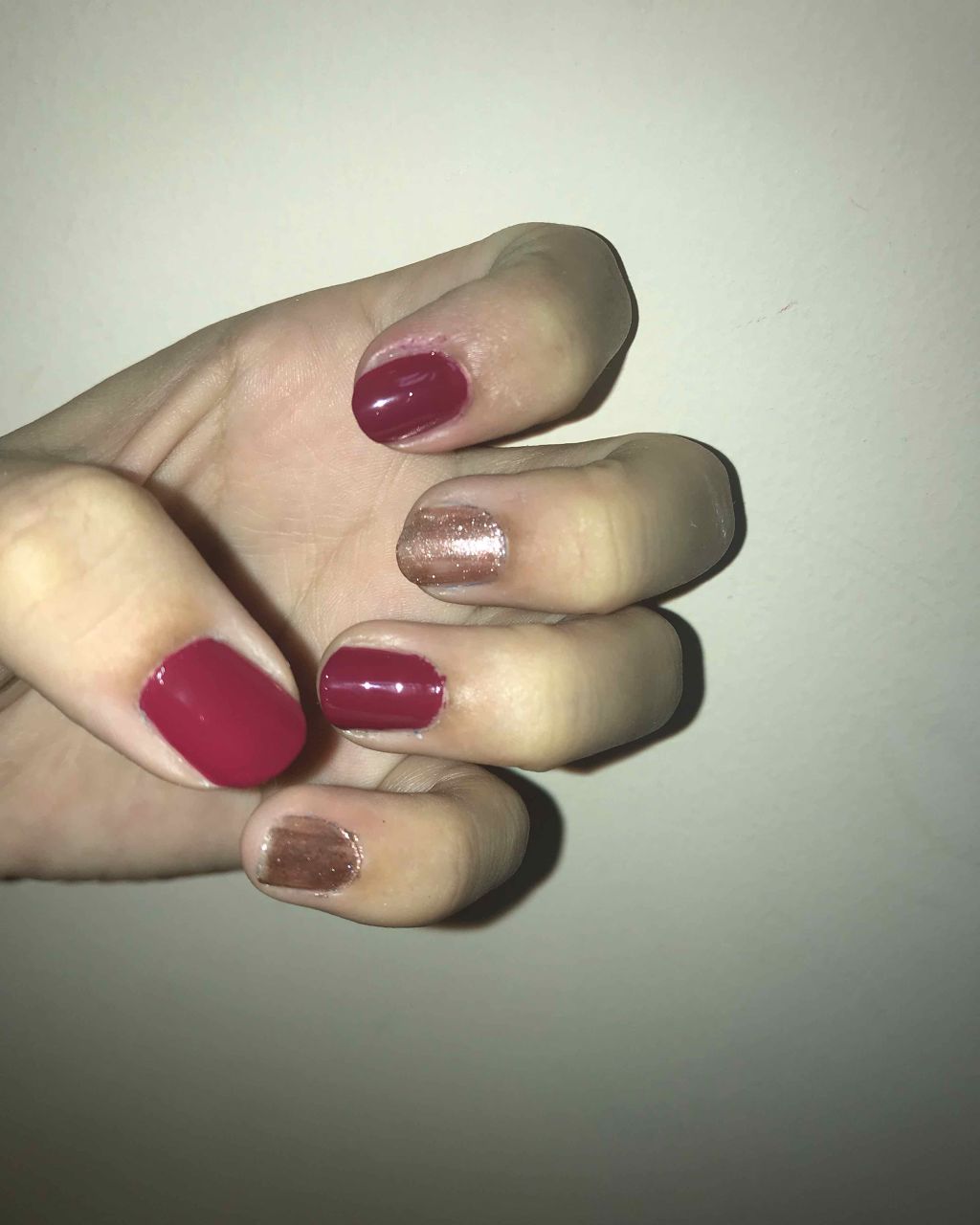 yuun on LIPS 「2色ネイルどちらもネイルホリックのですピンクゴールドのラメがた..」(2枚目)