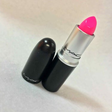        MAC LIPSTICK
💗CANDY YUM-YUM💗

青みがかった
ショッキングピンク！って感じです笑
((ピンクが大好きなんです🤣🤣

発色はめっちゃ良いです🌟🌟

◎薬用リップを