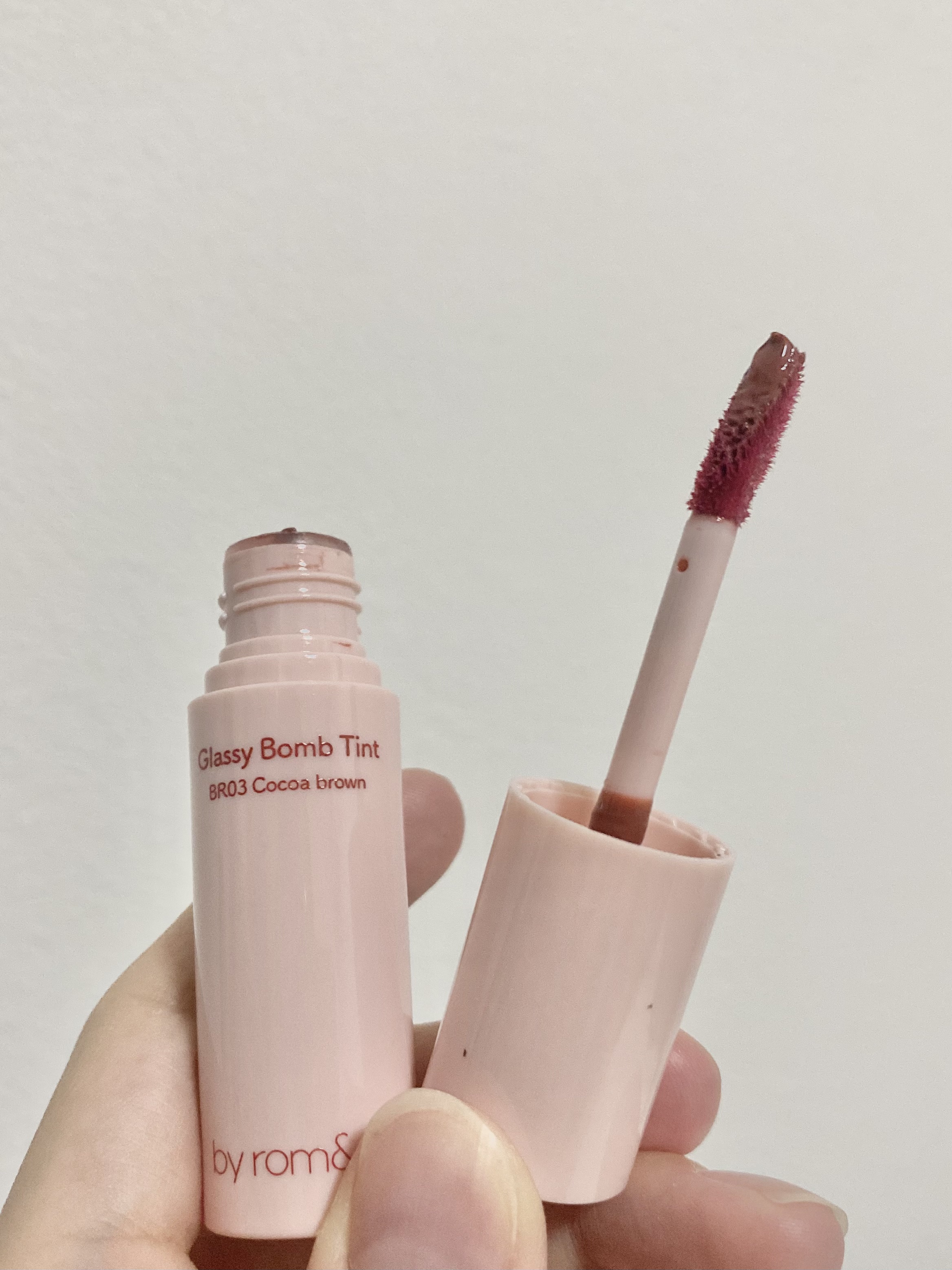 アンドバイロムアンド　グラッシーボムティント BR03 ココアブラウン/&nd by rom&nd/リップティントを使ったクチコミ（1枚目）