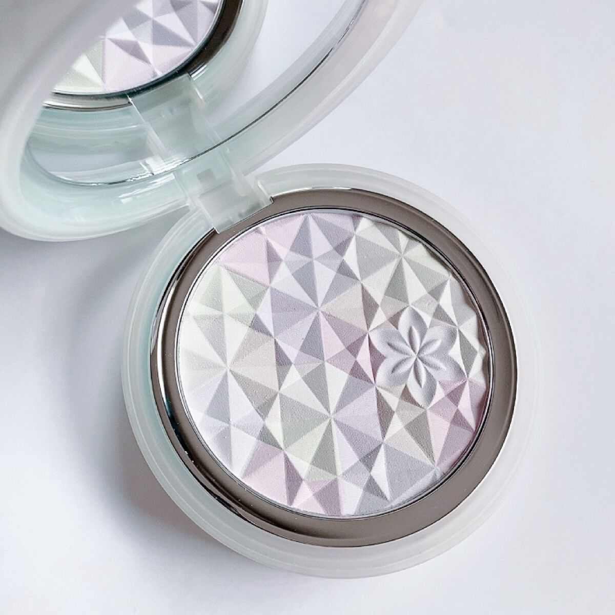 ＡＱ　オーラ リフレクター 02 light mix 繊細な光がまざり合う軽やかな印象/DECORTÉ/プレストパウダーを使ったクチコミ（2枚目）