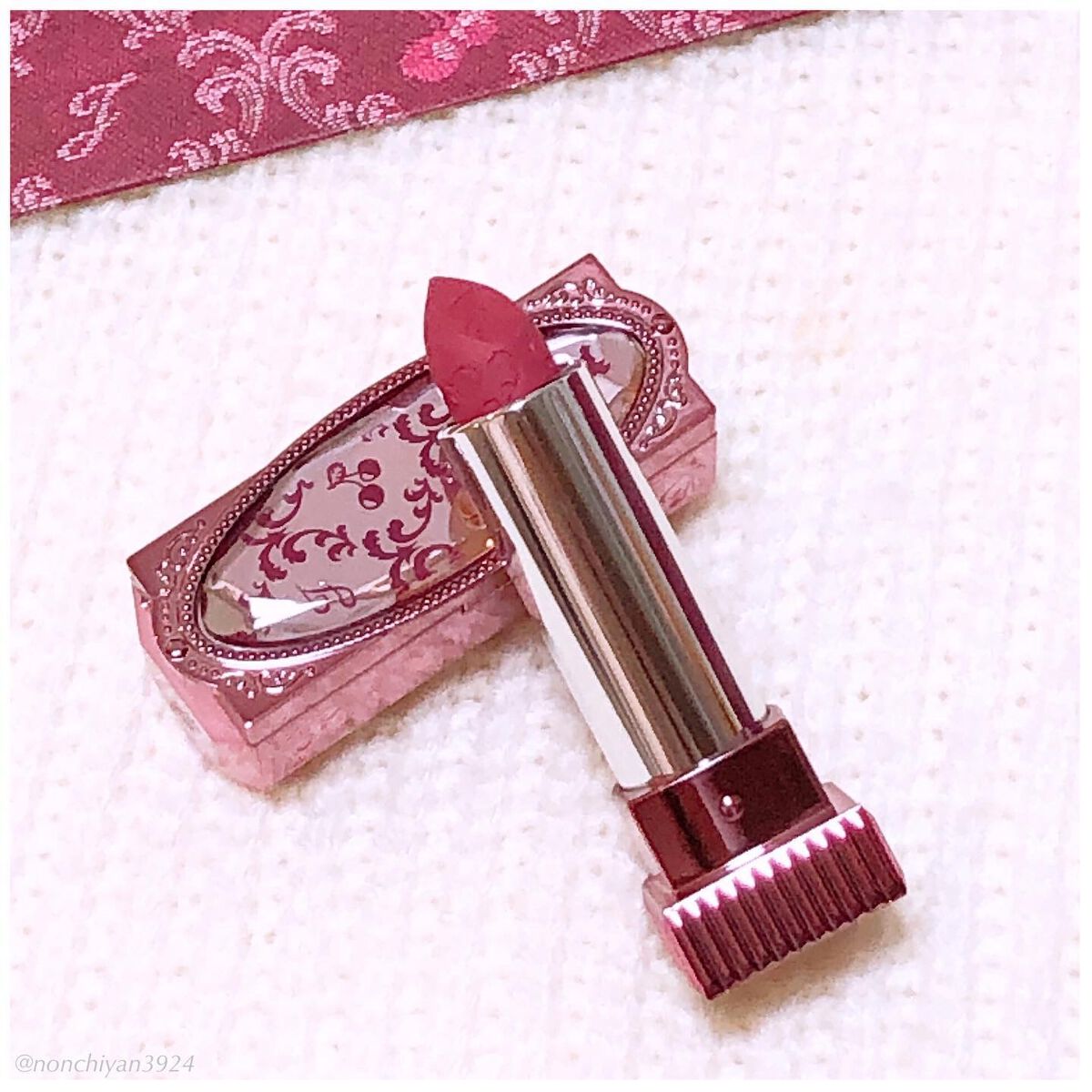 ルージュ リップジュエル ジェミーサテン 109 cherry rum fizz ＜ミッドナイトチェリー＞（限定色）/JILL STUART/口紅を使ったクチコミ（2枚目）