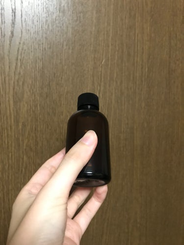 エトヴォス のヘアオイル。

使ってる途中にラベルが剥がれちゃった…。
ちなみにこれは使い切ったやつ。

ローズの香りらしいけど、個人的にはあまり好まない匂い。
人に貸したら「くさっ！」って言われたから