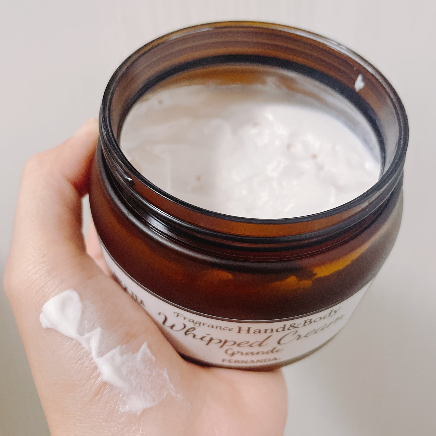 フレグランスハンド&ボディホイップクリーム グランデ(ミルクティー)/フェルナンダ/ボディクリームを使ったクチコミ(2枚目)