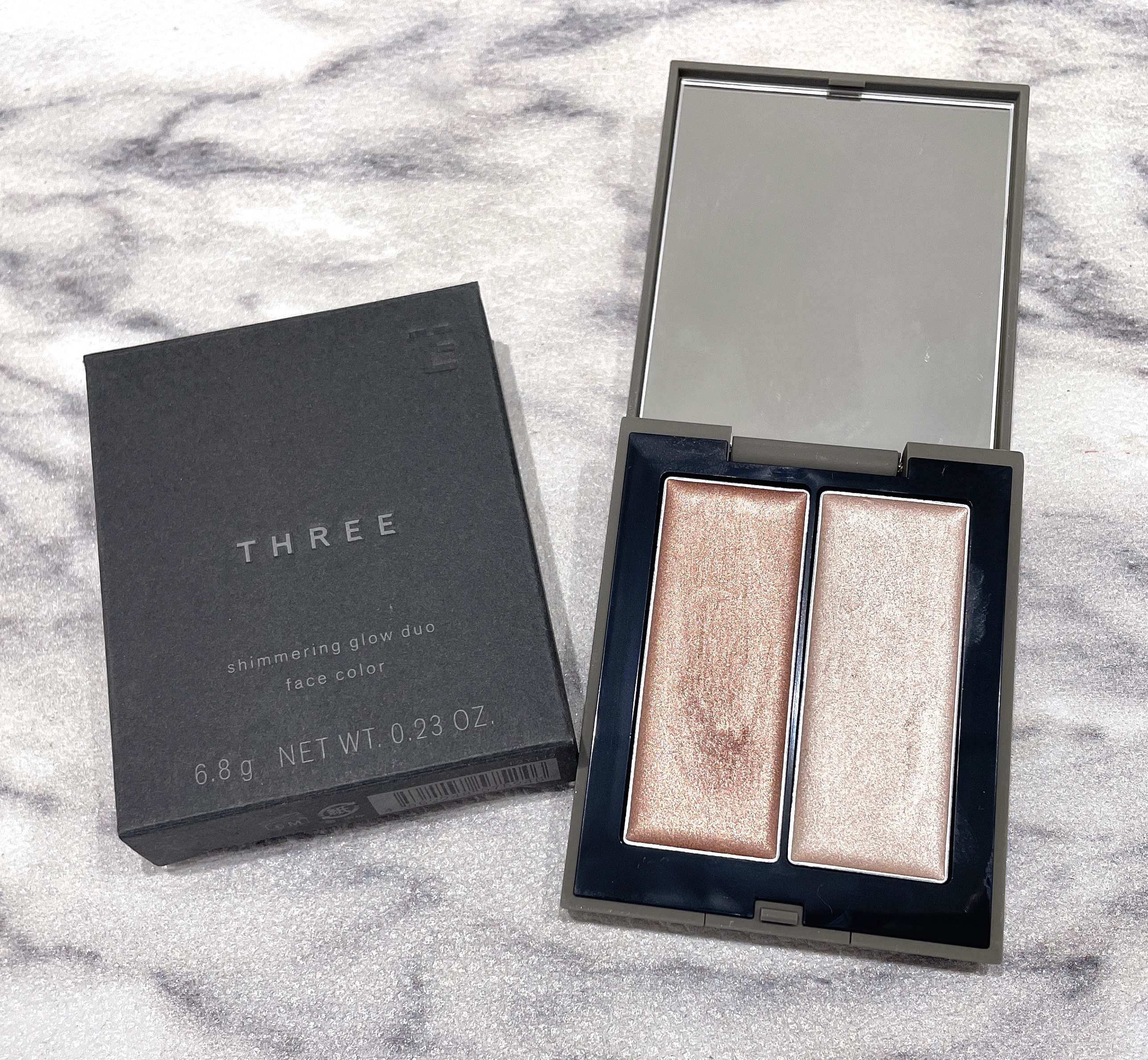 THEE
シマリング　グロー　デュオ　01

光を味方に。2色のツヤが描く、
表情からあふれる生命感。
肌に生命感を宿らせるように、
自然なツヤと血色感を描く
ハイライト＆チークベース。
クリーミーなテクスチャーは、
肌にとけこむと同時にサ