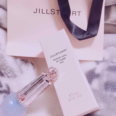 JILLSTUARTのフォーエバヴァージューシーオイルルージュティントの08番です💕


見た目は青いですが唇に乗せると体温でピンク色に変化します🙌

ブルーラメがたっくさん入ってます😻

JILLST