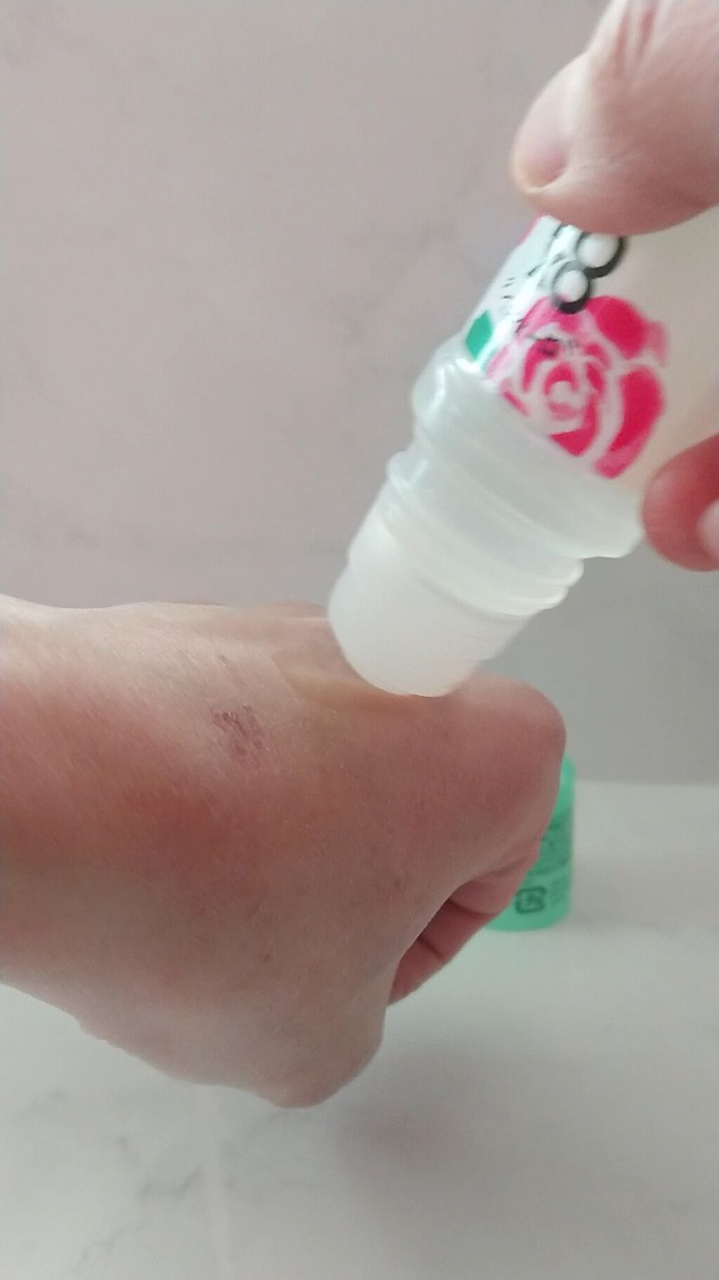 ロールオン ローズ＆ヴァーベナの香り/８ｘ４/デオドラント・制汗剤を使ったクチコミ（2枚目）