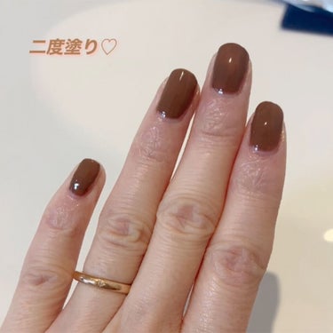 冬に可愛い♡ブラウンネイル💅😍

ネイルホリック　BR308   330円


ブラウンワンカラーで
指先温かこっくりネイル😆

普段、ブラウンネイルとかしないけど
ネイルホリックならプチプラだから
挑戦しやすい♡

付けてみたら
意外と指が綺麗に見えて新発見もありました♡

ブラウンネイル可愛い😍❤️
大人上品な服装にもぴったり◎

オススメです🙆‍♀️♡


カラーはめっちゃ可愛いけど
プチプラなので、2度塗りすると
やっぱり乾くまで少し時間がかかるかな🤔
星四つ⭐️


#ネイル
#セルフネイル
#ブラウンメイク 
 #本音レポ  #冬に映えるメイク  #綺麗は指先から 
の画像 その2