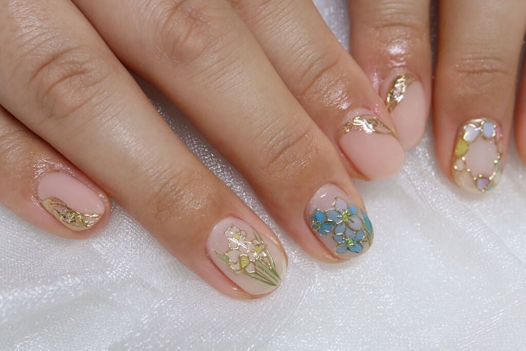 shino on LIPS 「春のお花ネイル★⏩⏩⏩#お花ネイル#すずらんネイル#flowe..」(2枚目)