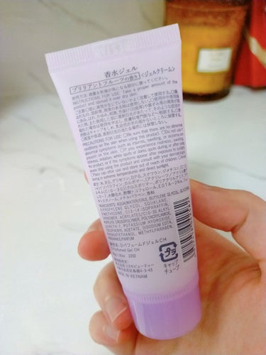 DAISO 香水ジェルのクチコミ「DAISO香水ジェル
ブリリアントフルーツ買ってみました!!

テスターがなくて、何となく紫の.....」（2枚目）