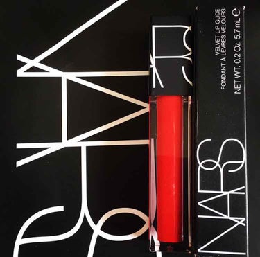 発色抜群！🌟

#赤リップ
#nars
#ナーズ
#リップグライド
#2716
#ポピーレッド

コスパと発色を求めて行きついた赤リップ

オレンジがかった朱色っぽい赤です
でもつけてみるとピンクレッド