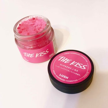 【バレンタインコスメ💒】
LUSH「キス」リップスクラブ (THE KISS)
#LUSH #バレンタイン #恋コスメ 


期間限定発売のシュガースクラブです！
中に混ざっている小さいハートは、唇の上