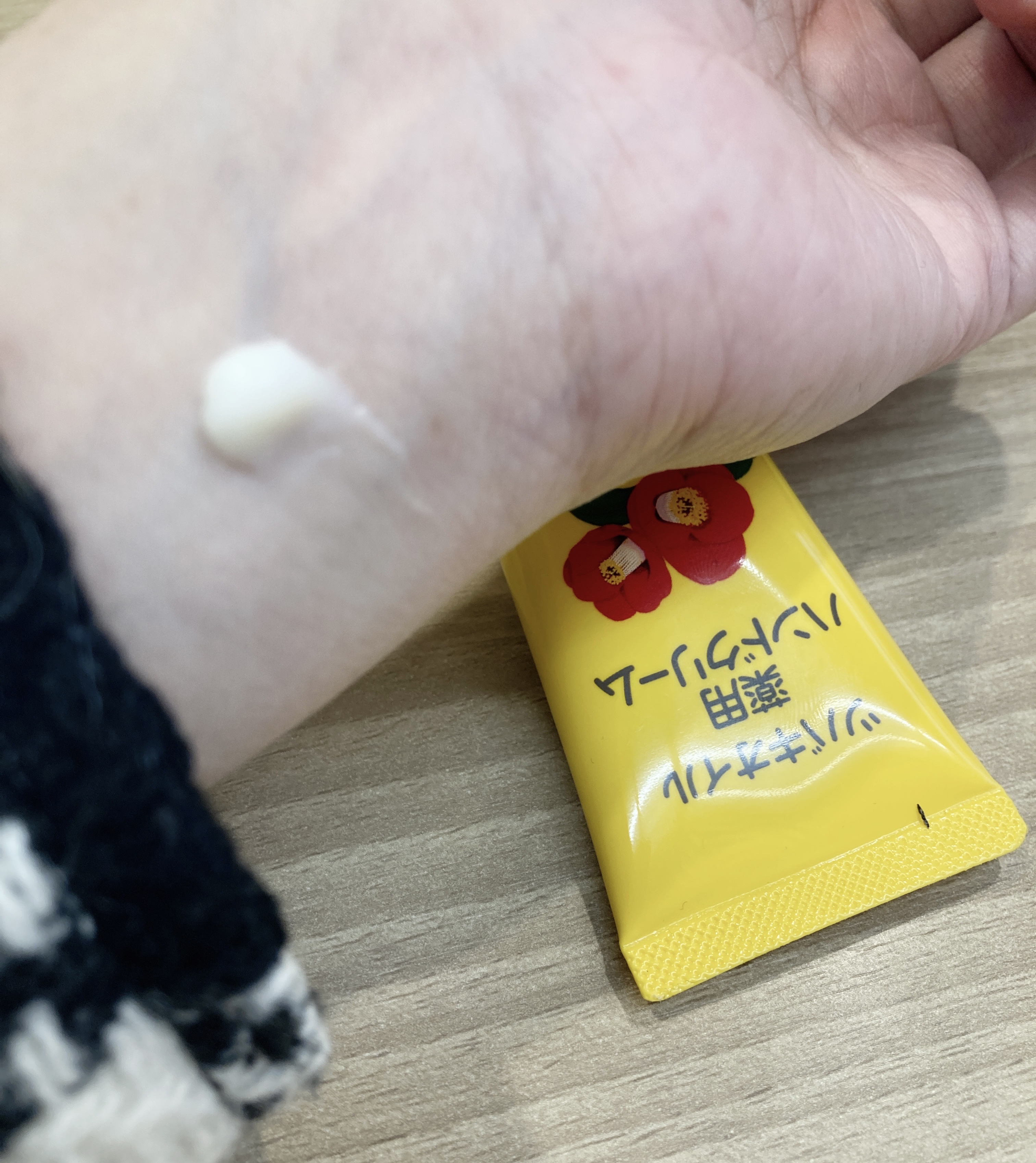 ツバキオイル薬用ハンドクリーム/黒ばら本舗/ハンドクリームを使ったクチコミ（2枚目）