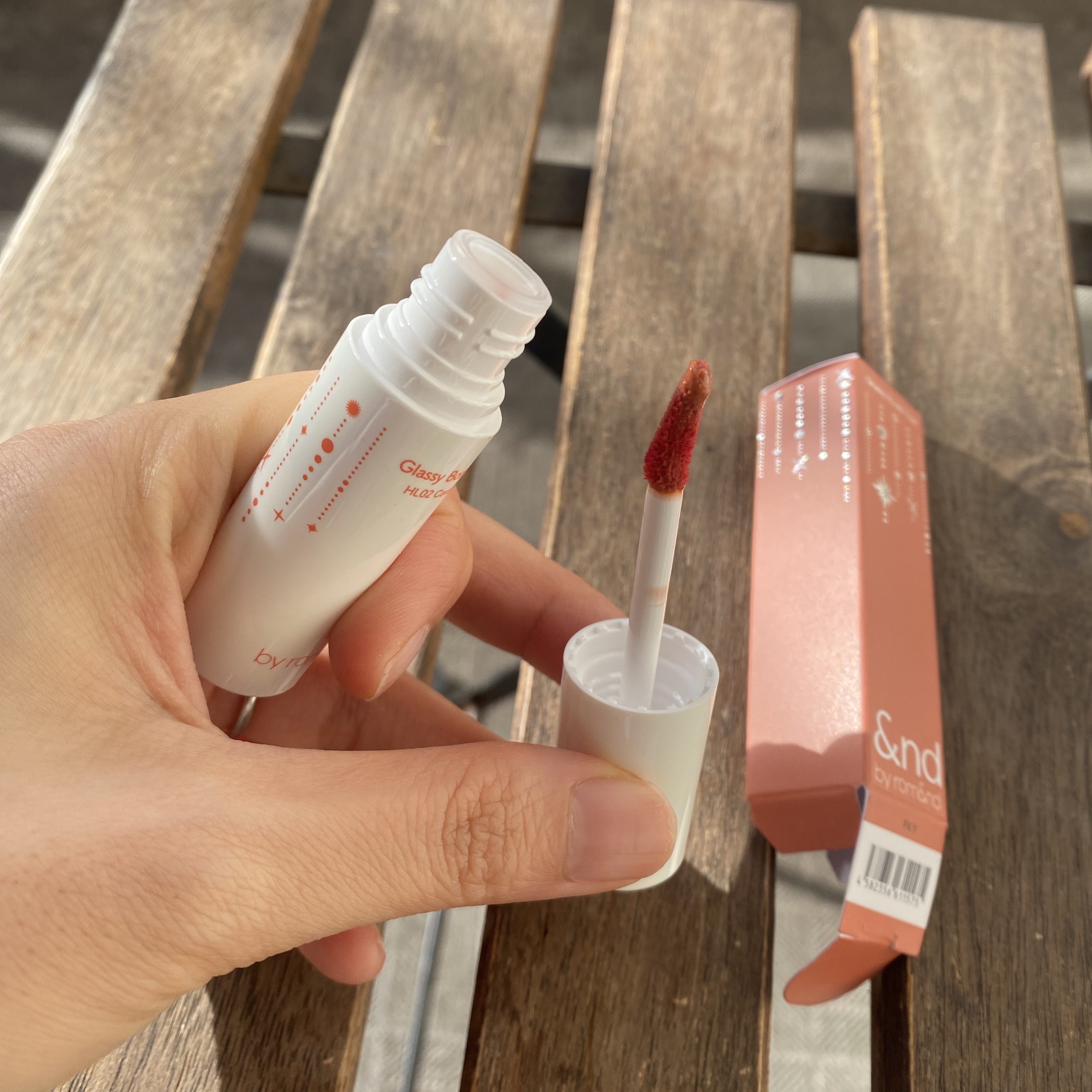 アンドバイロムアンド　グラッシーボムティント HL02 CORAL SNOW/&nd by rom&nd/リップティントを使ったクチコミ（2枚目）