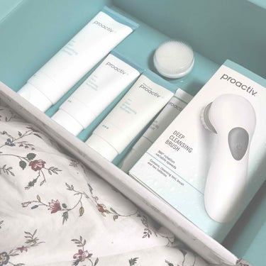 ▶︎proactiv＋ < ¥12,600 >

最近ニキビに悩んでいてプロアクティブを試してみようと思い60日サイズを購入。
ブラシ付きでした！嬉しい！！



STEP1 スキン スムージング クレ